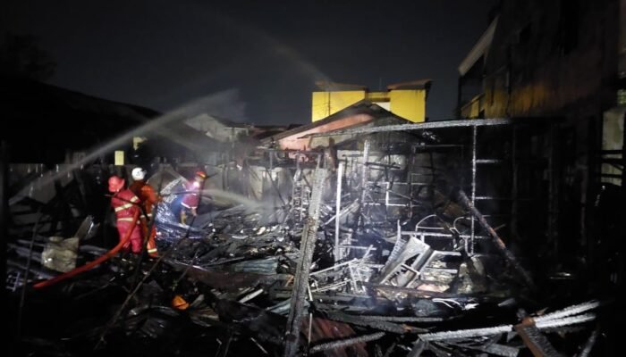 Dua Rumah Terbakar di Komplek Tumaritis Banjarmasin, Lansia 100 Tahun Diselamatkan Warga