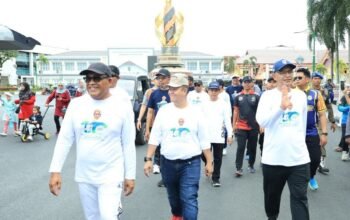 Bupati HSU H Sahrujani Ramaikan Bersama Ribuan Peserta Jalan Sehat Satu Abad Milad Muhammadiyah 4 IMG 20251116 WA0055