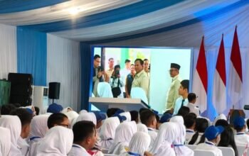 Prabowo ke SMPN 4 Bekasi, Luncurkan Smartboard untuk Sekolah