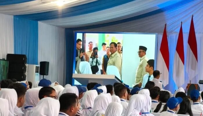 Prabowo ke SMPN 4 Bekasi, Luncurkan Smartboard untuk Sekolah