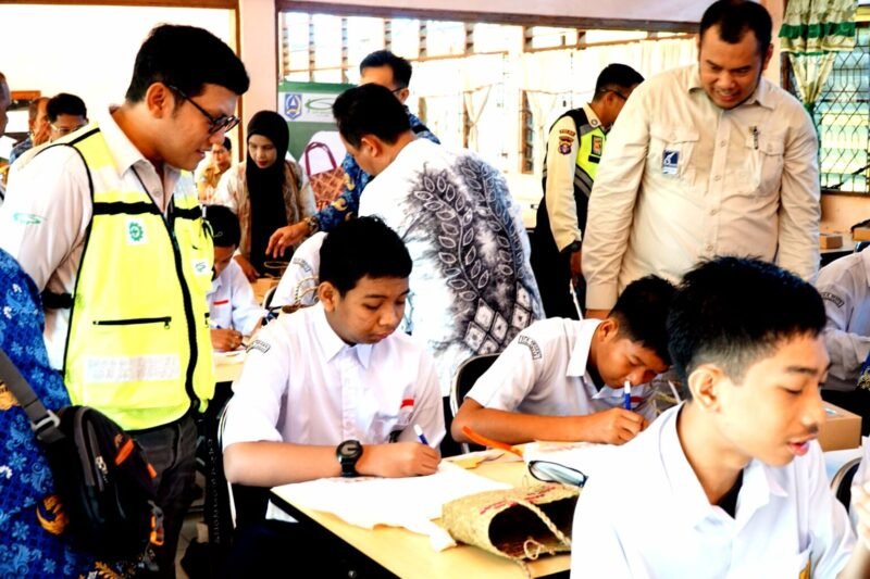 PT KPP Gelar Pelatihan Sasirangan untuk Siswa SLBN Kandangan 1 IMG 20251117 WA0027 e1763361566489