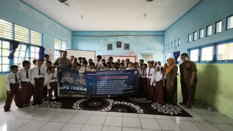 Satlantas Kotabaru Gelar Police Goes to School di SDN Teluk Gosong 1 IMG 20251118 WA0013 1 scaled e1763448946921