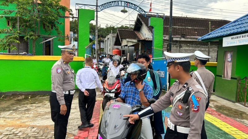 Polantas Polres Kotabaru Melakukan Pengecekan Kelengkapan Roda Dua Siswa SMA 1 IMG 20251119 WA0050 e1763550593821