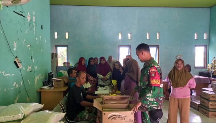 Sinergi Babinsa dan Pemkab HST Salurkan Bantuan Pangan di Barabai 3 IMG 20251122 WA0028
