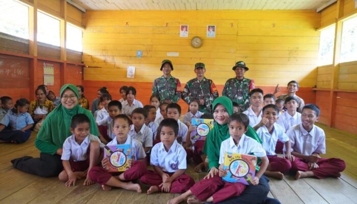 Ketua TPPKK dan Persit Ikut Ekspedisi Juhu Lima Hari Jalan Kaki Tembus Pegunungan Meratus Berikan Pelayanan Kesehatan