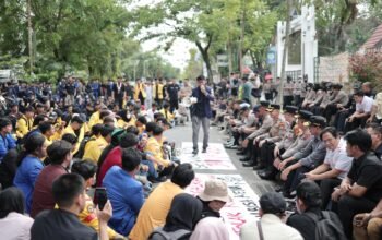 Berbaur Duduk di Jalan, Ketua DPRD Kalsel, H Supian HK dan Anggotanya Temui Aksi Massa BEM se-Kalsel 9 IMG 20251125 WA0010