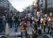 Demonstran Minta Trump Dicopot, Protes di luar Gedung Putih