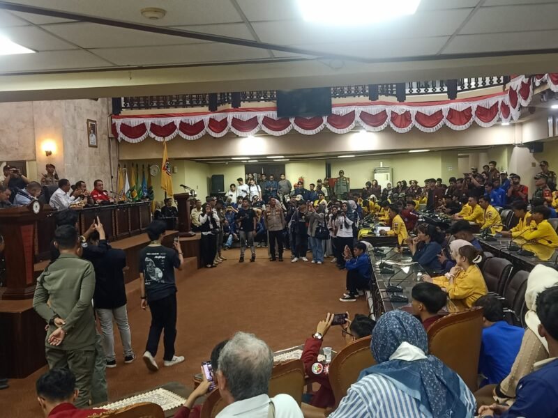 Massa Masuk Ruang Paripurna, Supian HK Tuai Pujian dari Ratusan Pendemo 1 IMG 20251126 WA0032 e1764147750642