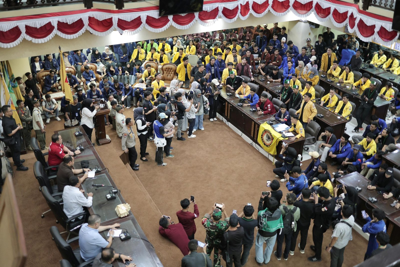 Mahasiswa Duduki Ruang Paripurna DPRD Kalsel, Enam Tuntutan Menggema dari Penolakan KUHP, Meratus sampai Pertambangan 1 IMG 20251126 WA0039 scaled