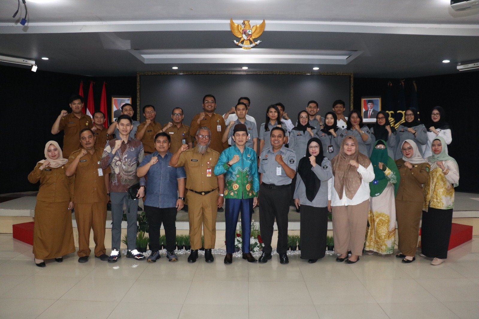 Kemenkum Kalsel Gelar Rapat Konsultasi Ranperda TJSL Perusahaan bersama Pemkab Tapin dan DPRD Tapin 1 IMG 20251127 WA0027