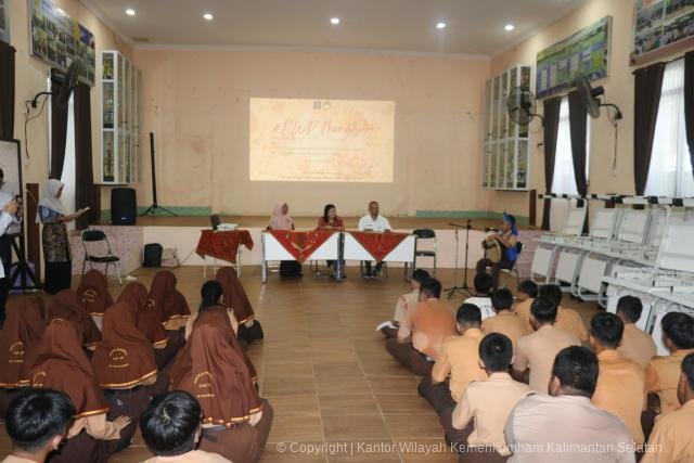 DWP Kemenkum Kalsel Gelar #DWPMengajar di SMPN 1 Banjarmasin 1 IMG 20251127 WA0028