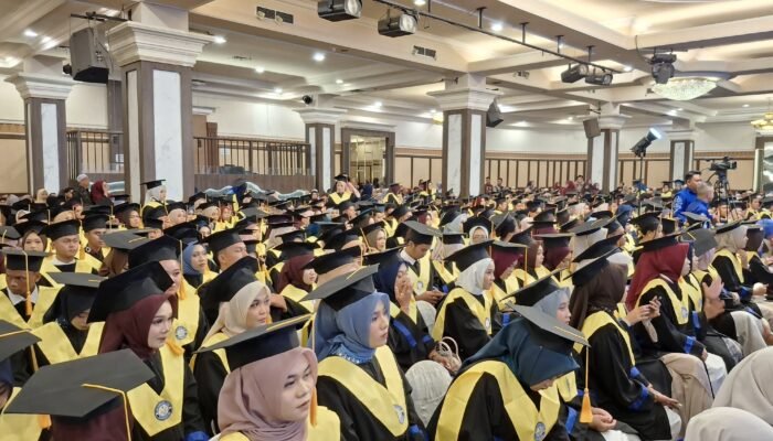 Universitas PGRI Kalimantan Kukuhkan 369 Sarjana, Tiga PGSD Raih Predikat Terbaik