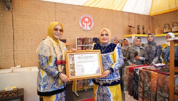 Dekranasda Tapin Raih Sertifikat Kekayaan Intelektual dari Kemenkum RI