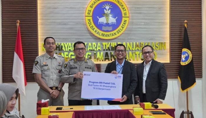 BRI Serahkan Bantuan 8 Unit Tempat Tidur Pasien untuk RS Bhayangkara Banjarmasin