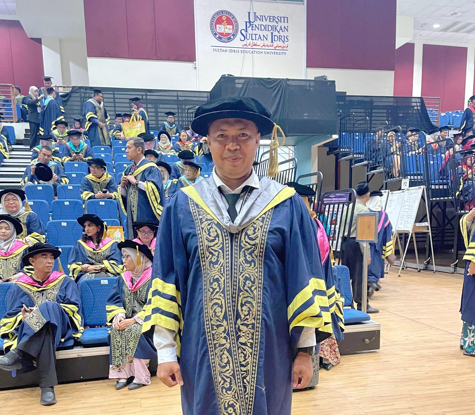 Husni Naparin, Anak Penjual Ketupat yang Sukses Raih Gelar Doktor di Malaysia 1 IMG 20251111 185351 scaled