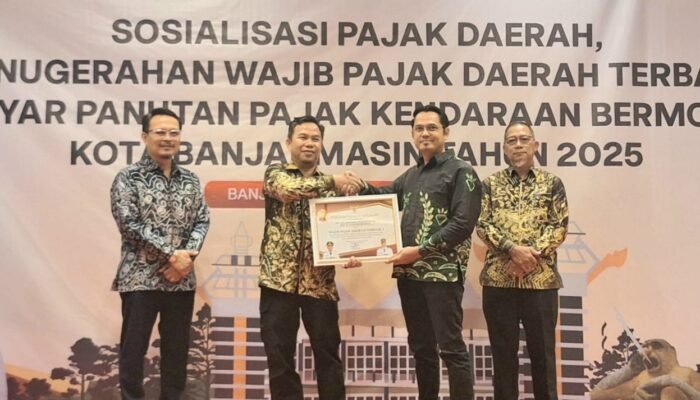 Pelindo Regional 3 Sub Regional Kalimantan Raih Penghargaan Wajib Pajak Daerah Terbaik I dari Pemkot Banjarmasin