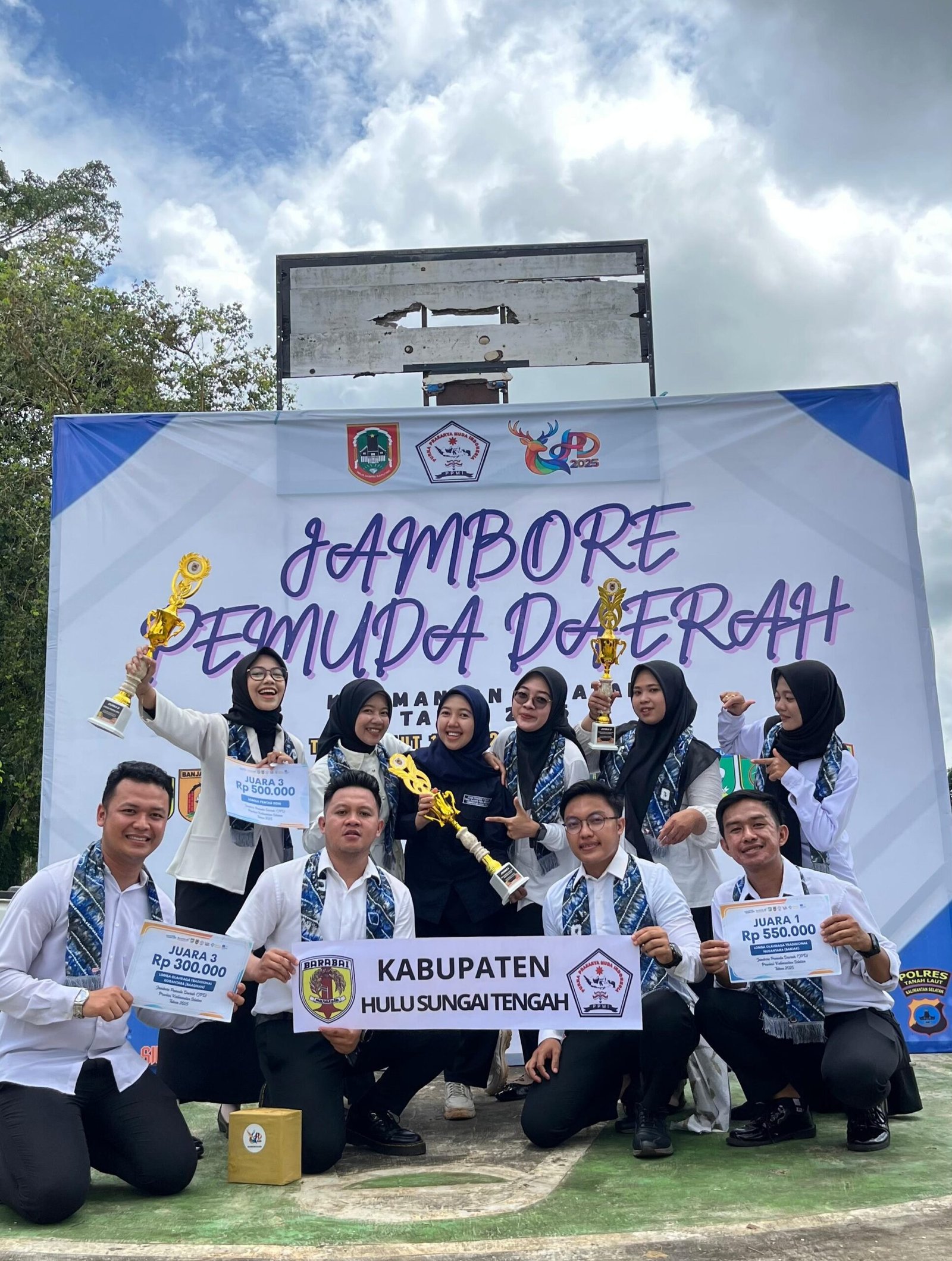 BOYONG JUARA - Kontingen pemuda HST berhasil memboyong tiga juara pada Jambore Pemuda Daerah 2025 di Kabupaten Tanah Laut. (Kalimantanpost.com/repro Disporapar HST).