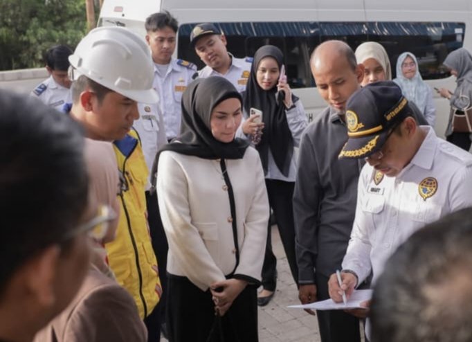 Komisi III DPRD Kalsel Tinjau Kemacetan di Handil Bakti 1 IMG 20251126 215520