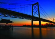 Bangunan Wisata Bawah Jembatan Barito Dibongkar