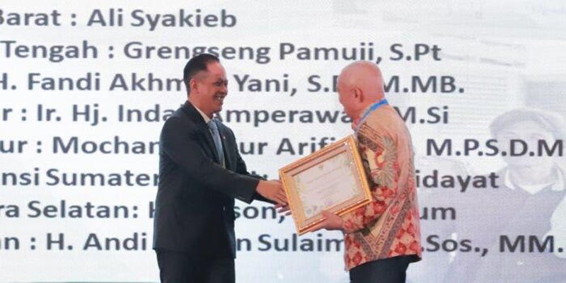 1 35 klm Kontrak Pemprov 1 Gubernur Muhidin meraih penghargaan Pembina Proklim 2025