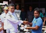 Wabup Firdaus Serahkan Bantuan Mesin Alkon Kepada Kelompok Nelayan.