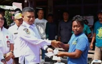 Wabup Firdaus Serahkan Bantuan Mesin Alkon Kepada Kelompok Nelayan. 8 10 katingan 3