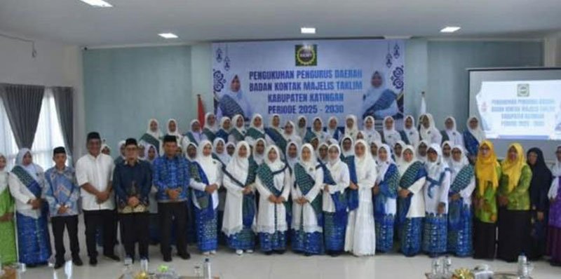 Wabup Firdaus dan Ketua GOW Hadiri Pengukuhan BKMT 1 Hal 10 katingan