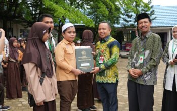 Bupati Tapin Beri Teladan Gerakan Ayah Teladan Indonesia (GATI) Ambil Raport Anak 5 Hal 12 Tapin 35 klm 8