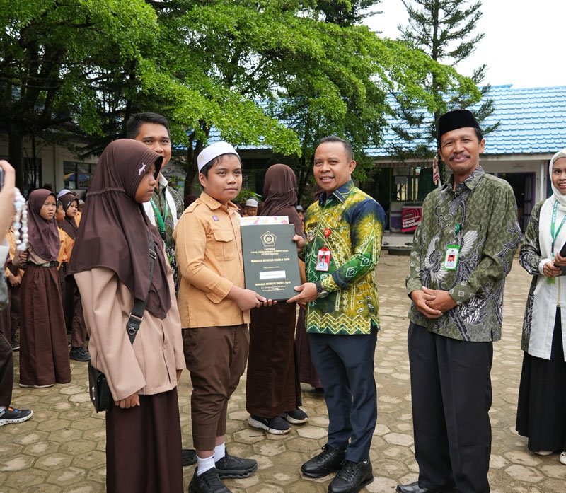 Bupati Tapin Beri Teladan Gerakan Ayah Teladan Indonesia (GATI) Ambil Raport Anak 1 Hal 12 Tapin 35 klm 8