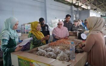 Sidak Pasar Jelang Nataru Pemkab Balangan Pastikan Stabilitas Harga dan Stok Barang 8 Hal 2 Bal 3 klm 2