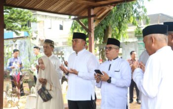 Momen Sakral Hari Jadi ke-60 Bupati Rahmat Trianto Tabur Bunga di Makam Pendiri Tanah Laut 8 Hal 2 Tala 1 3 klm 3