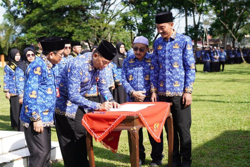 HUT KORPRI, Bupati Dorong ASN Jadi Penggerak Transformasi Digital 1 Hal 4 4 KLm Martapura Serah terima