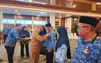 Penyematan Satyalencana Karya Satya untuk ASN dan Tali Asih Purna Bakti 8 Hal 4 Kotabaru 3 klm 2