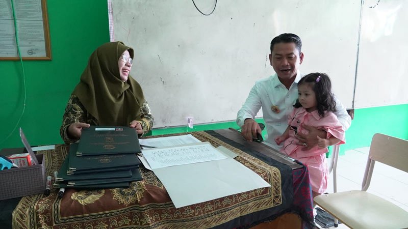 Tak Sekadar Pemimpin Kota, Yamin Hadir sebagai Ayah dalam Momen Pengambilan Rapor Anak 1 Hal 5 3 KLM Kontrak 1 5