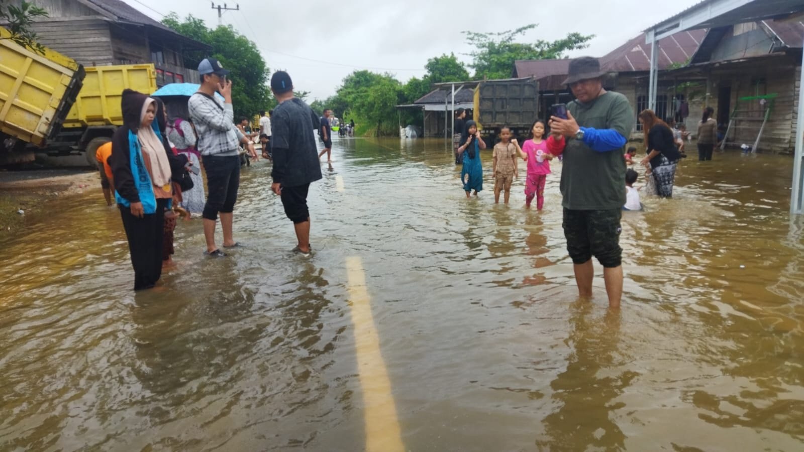 Ratusan Warga Sungai Tiung Terdampak Banjir, RT 32 Jadi Wilayah Terparah 1 Hal 6 3 KLm BJB 2b