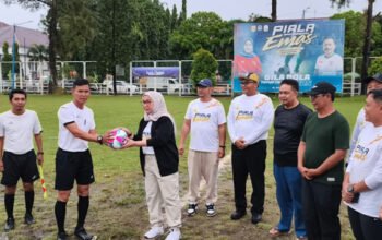 Turnamen “Gila Bola Tutup Tahun Piala Banjarbaru Emas 2025” Resmi Dibuka, Semarakkan Lapangan dr Murdjani 4 Hal 6 BJB 1