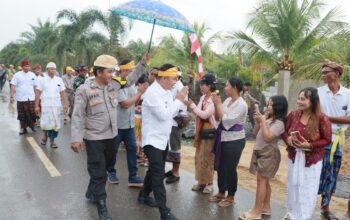 Hadiri Hari Raya Galungan, Wabup Batola Resmikan Candi Bentar Kahyangan 6 IMG 20251202 WA0023