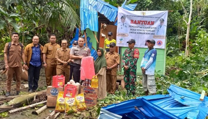 Babinsa dan Pemkab HST Salurkan Bantuan untuk Warga Korban Rumah Roboh di Kasarangan