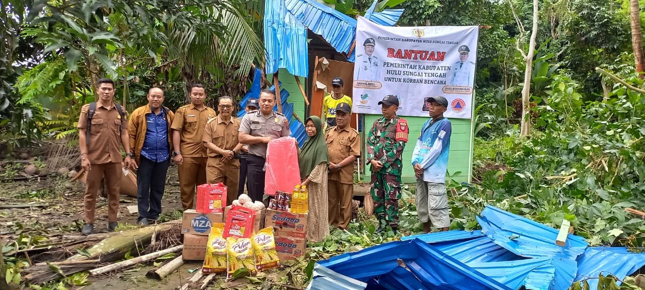 Babinsa dan Pemkab HST Salurkan Bantuan untuk Warga Korban Rumah Roboh di Kasarangan 1 IMG 20251202 WA0054