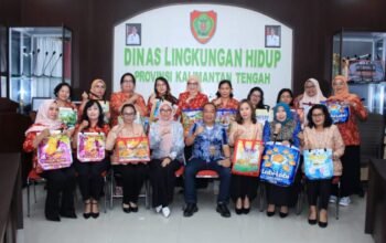 DLH Kalteng Luncurkan Kerajinan Tas Daur Ulang Plastik 5 IMG 20251205 WA0077