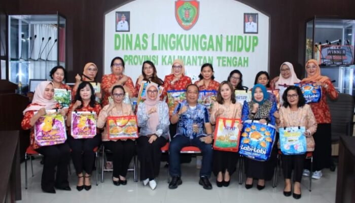 DLH Kalteng Luncurkan Kerajinan Tas Daur Ulang Plastik