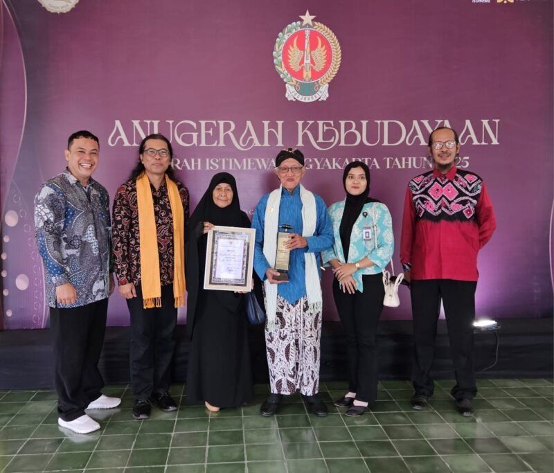 Maestro Seni Kalsel Misbach Tamrin Terima Anugerah Bidang Upakarya Budaya dari Pemerintah Yogyakarta 1 IMG 20251208 WA0058 e1765172417265