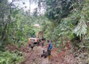 Babinsa Koramil 1002-01/BAS Dampingi Pembukaan Jalan Dari Desa Atiran Menuju Desa Batu Perahu