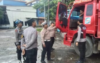 Polsek KPL Banjarmasin Sambangi Sopir Truk di Pelabuhan Trisakti 6 IMG 20251209 WA0041 1