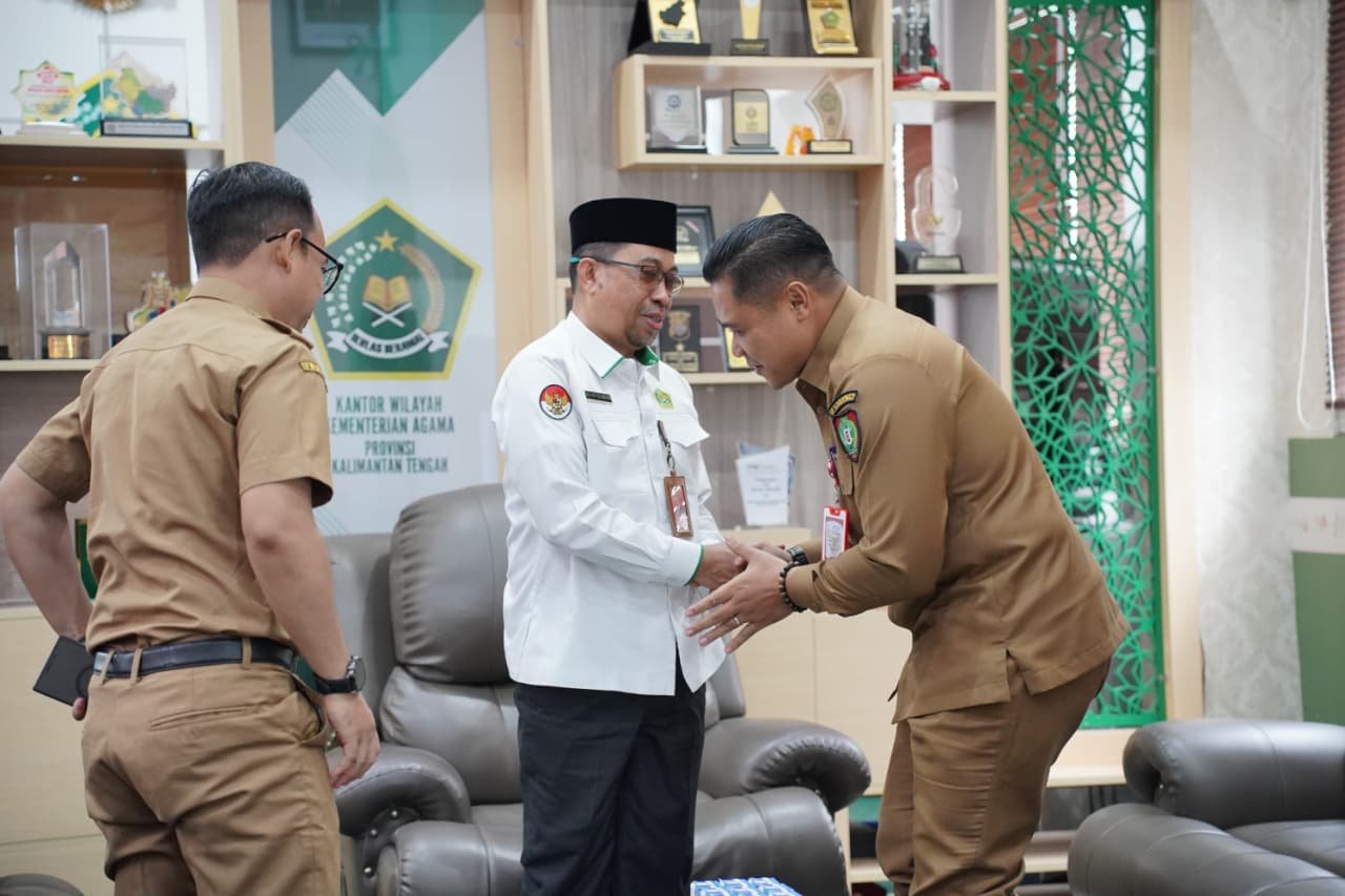 Perkuat Pendidikan Karakter, Plt Kadisdik Silaturahmi Kakanwil Kemenag Kalteng 1 IMG 20251209 WA0045