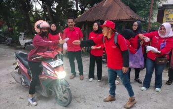 Ketua Baru PDI-P Batola Bagikan Paket Makanan 5 IMG 20251211 WA0055