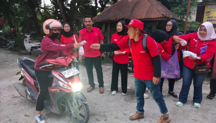 Ketua Baru PDI-P Batola Bagikan Paket Makanan