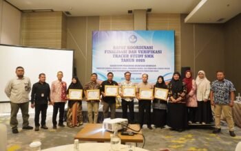 Disdikbud Kalsel dan SMKN 5 Banjarmasin Raih Penghargaan Nasional Tracer Study 2025 7 IMG 20251211 WA0076