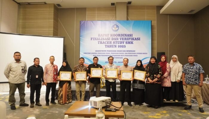 ‎Disdikbud Kalsel dan SMKN 5 Banjarmasin Raih Penghargaan Nasional Tracer Study 2025‎‎