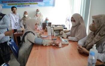 Hj Fathul Jannah Sapa Masyarakat Ikut Sunatan Massal dan Pemeriksaan Kesehatan Gratis di RS Marina Permata Batulicin 6 IMG 20251211 WA0089